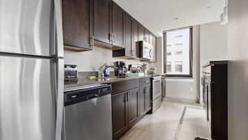 Superior Apartment | Private kitchen | Fridge, microwave, oven, stovetop