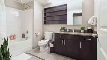 Apartemen Superior | Kamar mandi | Pengering rambut, handuk, sabun, dan sampo