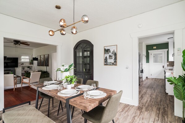 Dining - ๐ป Elegant Forest Retreat ๐ป Starlink, Gourmet Coffee, Outdoor BBQ (Forks)