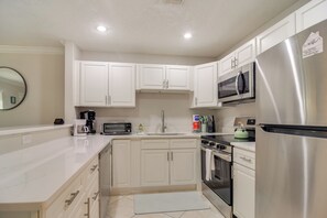 Kylskåp, mikrovågsugn, spishäll och diskmaskin