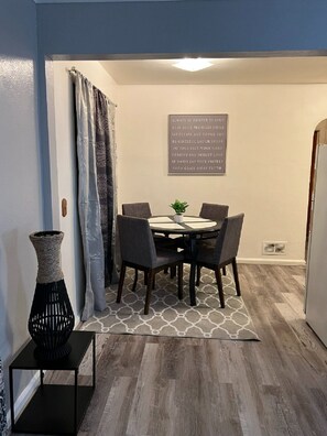 Dining - Elegant 1Bed/1Bath Pets OK, Close to ProMedica, UT (Toledo)