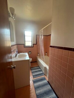 Soap, toilet paper - Elegant 1Bed/1Bath Pets OK, Close to ProMedica, UT (Toledo)