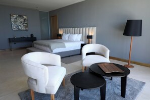 Suite | Seprai premium, busa memori, minibar, dan brankas