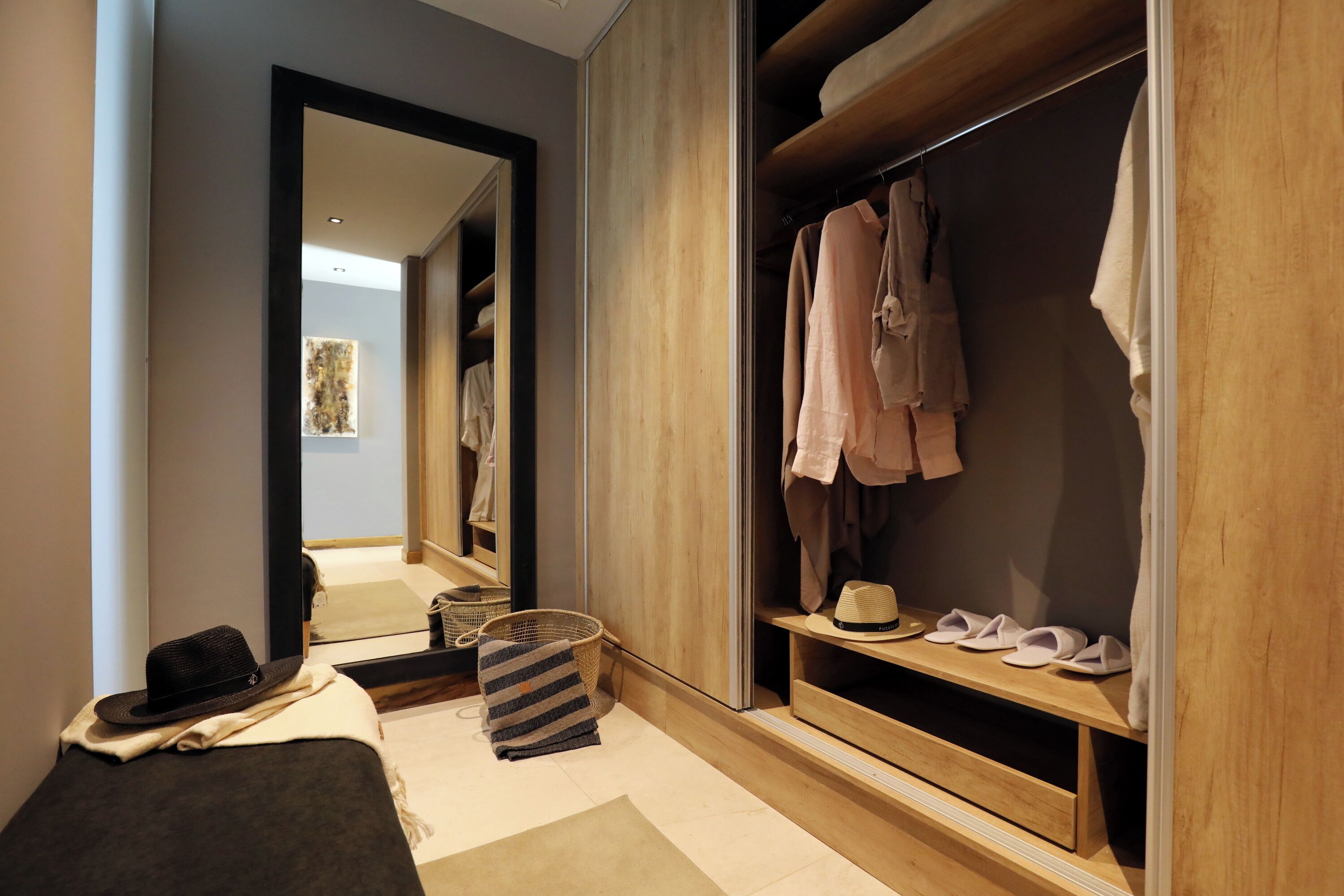 Ropa de cama de alta calidad, camas con efecto memoria y minibar 