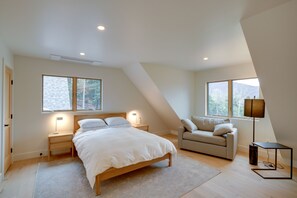 6 bedrooms, desk, iron/ironing board, travel cot - Brand New Luxury Ski Cabin - 2 Mi to Windham Mtn! (Windham)