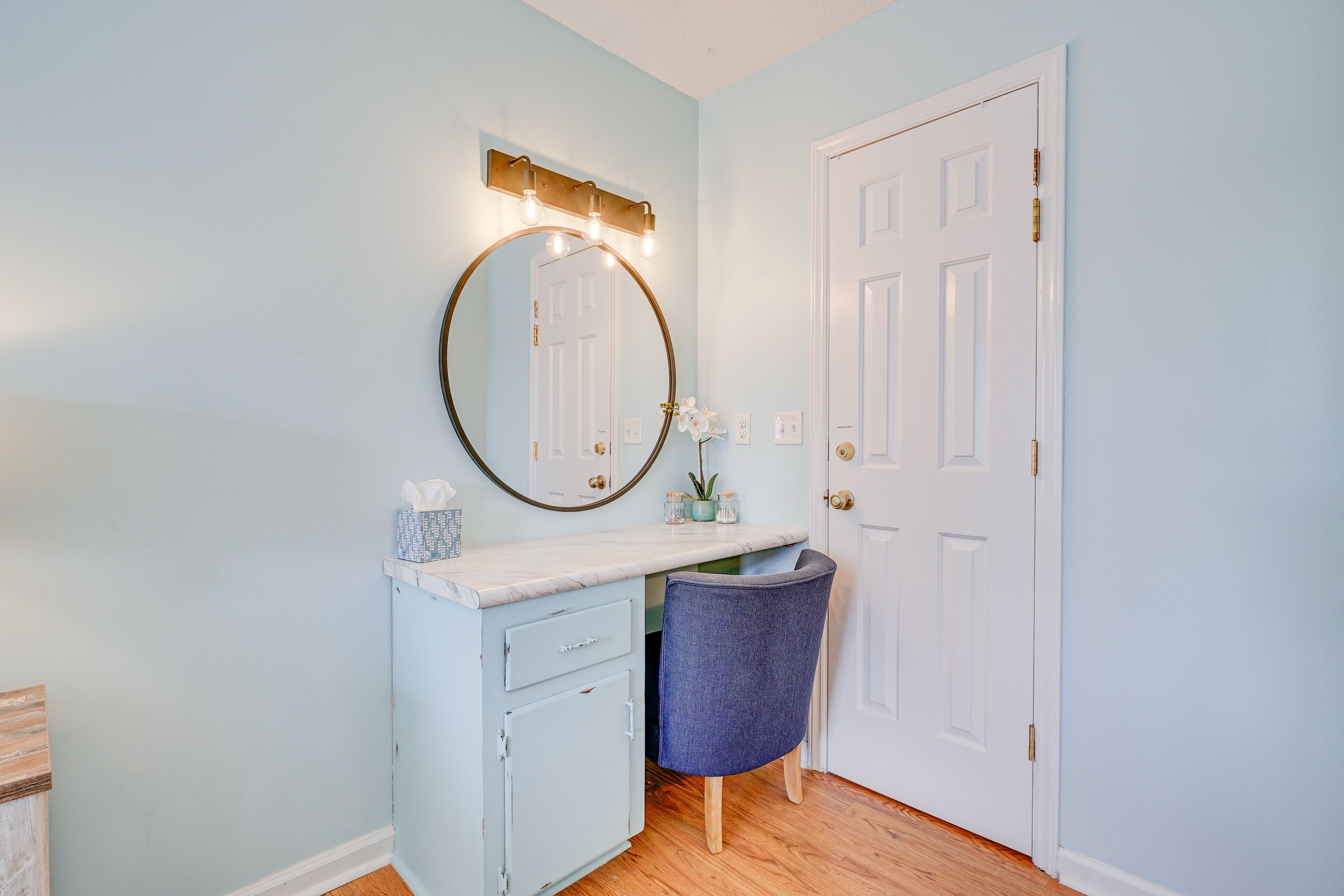 Une salle de bain avec un meuble-lavabo, un miroir et un évier.
