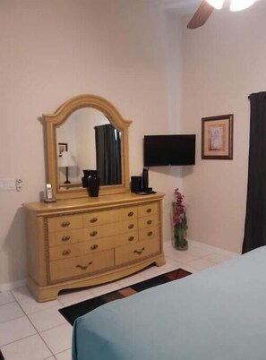 3 slaapkamers, een bureau, een strijkplank/strijkijzer, reisbedje