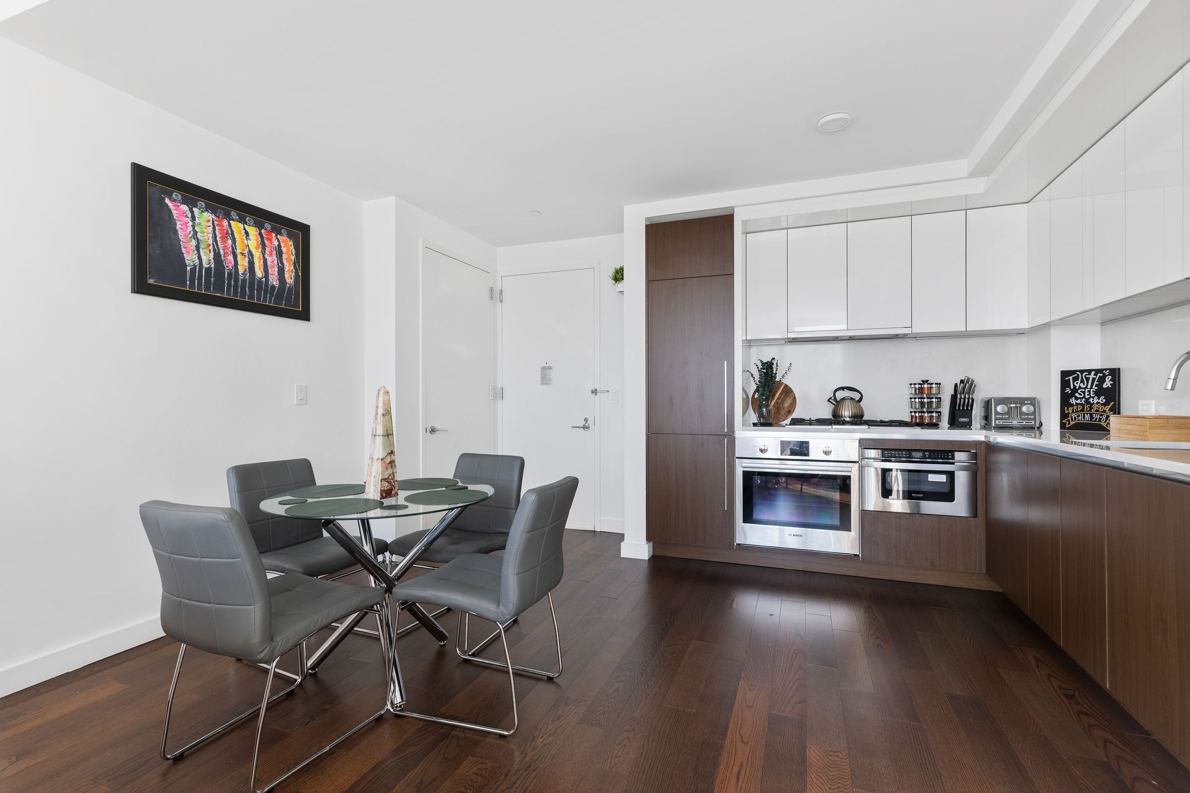 Traditional Apartment | Private kitchen | Full-sized fridge, microwave, oven, dishwasher
