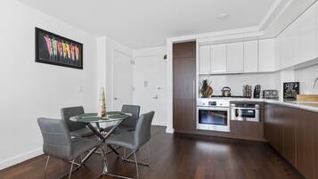 Traditional Apartment | Private kitchen | Full-sized fridge, microwave, oven, dishwasher