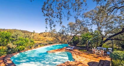 Cubo's Quinta de los Cisnes & minigolf included / private pool / free wifi / relax