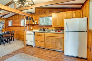 Kühlschrank, Mikrowelle, Herdplatte, Wasserkocher mit Kaffee-/Teezubehör