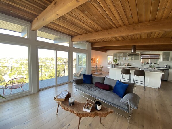 Living area - Silverlake Hillside Home with Sweeping Views 1 BDRM (Los Angeles)