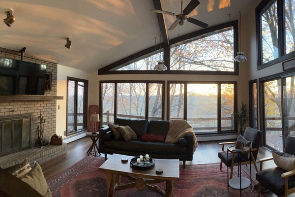 Een televisie en tafelvoetbal