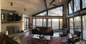 Una televisión, un futbolín