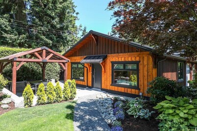 Modern 2BR oceanfront apartment for sun, ski or mountain biking!