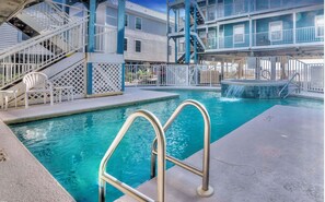 Utendørsbasseng og et oppvarmet basseng