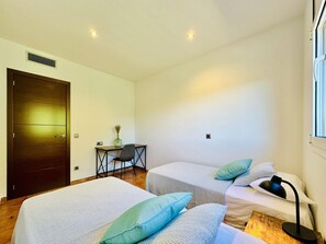 3 habitaciones, tabla de planchar con plancha, internet y ropa de cama 