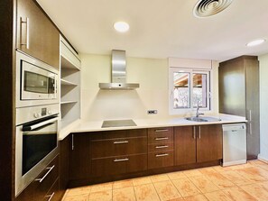 Geladeira, micro-ondas, fogão, lava-louças