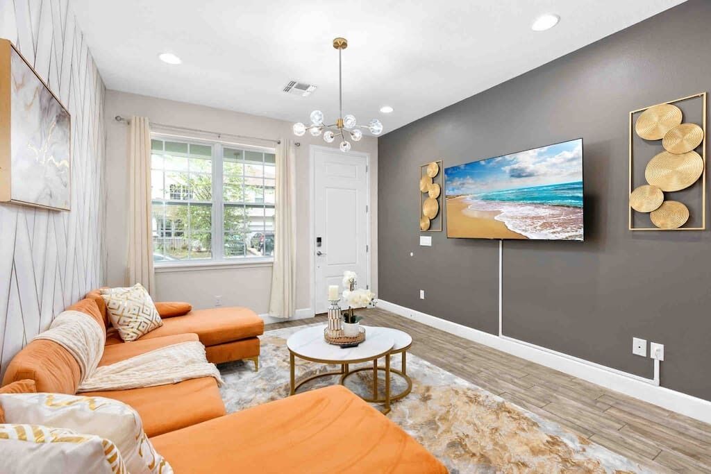 SUPER CALM- SLEEPs 17 W/DESIGNs & CLOSE TO PARKs!