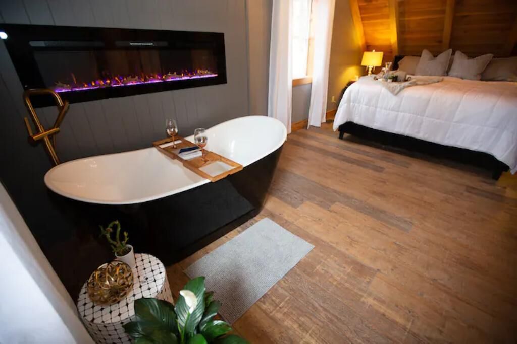 Red Door Lake House, Hocking Hills, WiFi, Hot Tub, Romantic suite, Luxury.