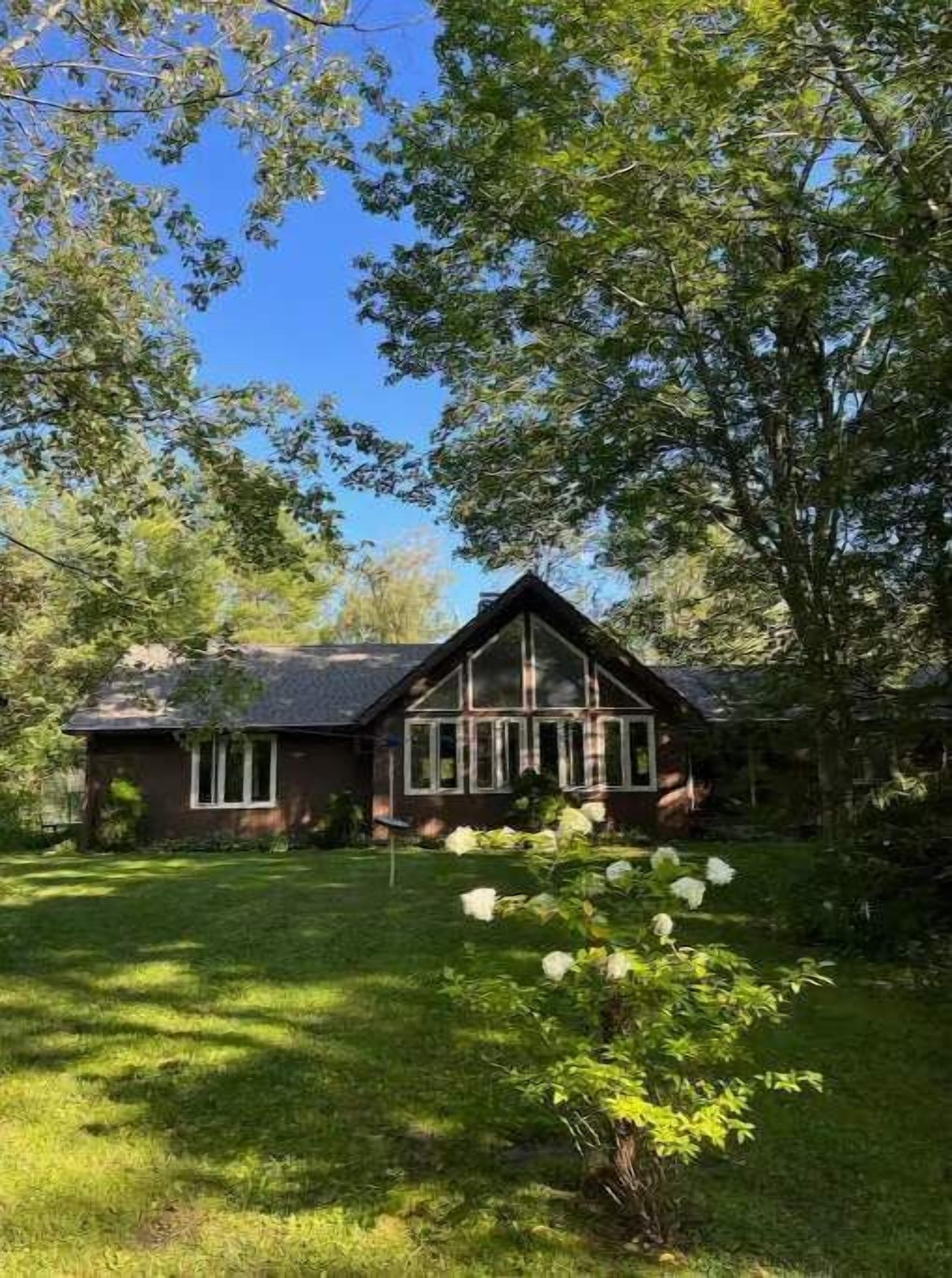 Sun-Soaked Chalet Near Lake and Ski Mountain