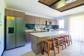 Fridge, microwave, oven, stovetop - Beautiful new beach house at Ciudad del Mar (Jaco)