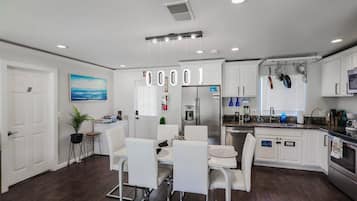 Kylskåp, mikrovågsugn, ugn och spishäll