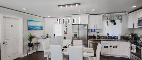 Frigorífico, microondas, horno y placa de cocina