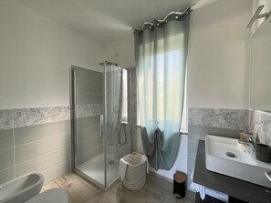 Shower, hair dryer, bidet, towels - Cozy cottage with large panoramic terrace (Finale Ligure)