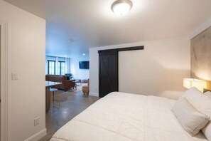 1 dormitorio, tabla de planchar con plancha, wifi y ropa de cama
