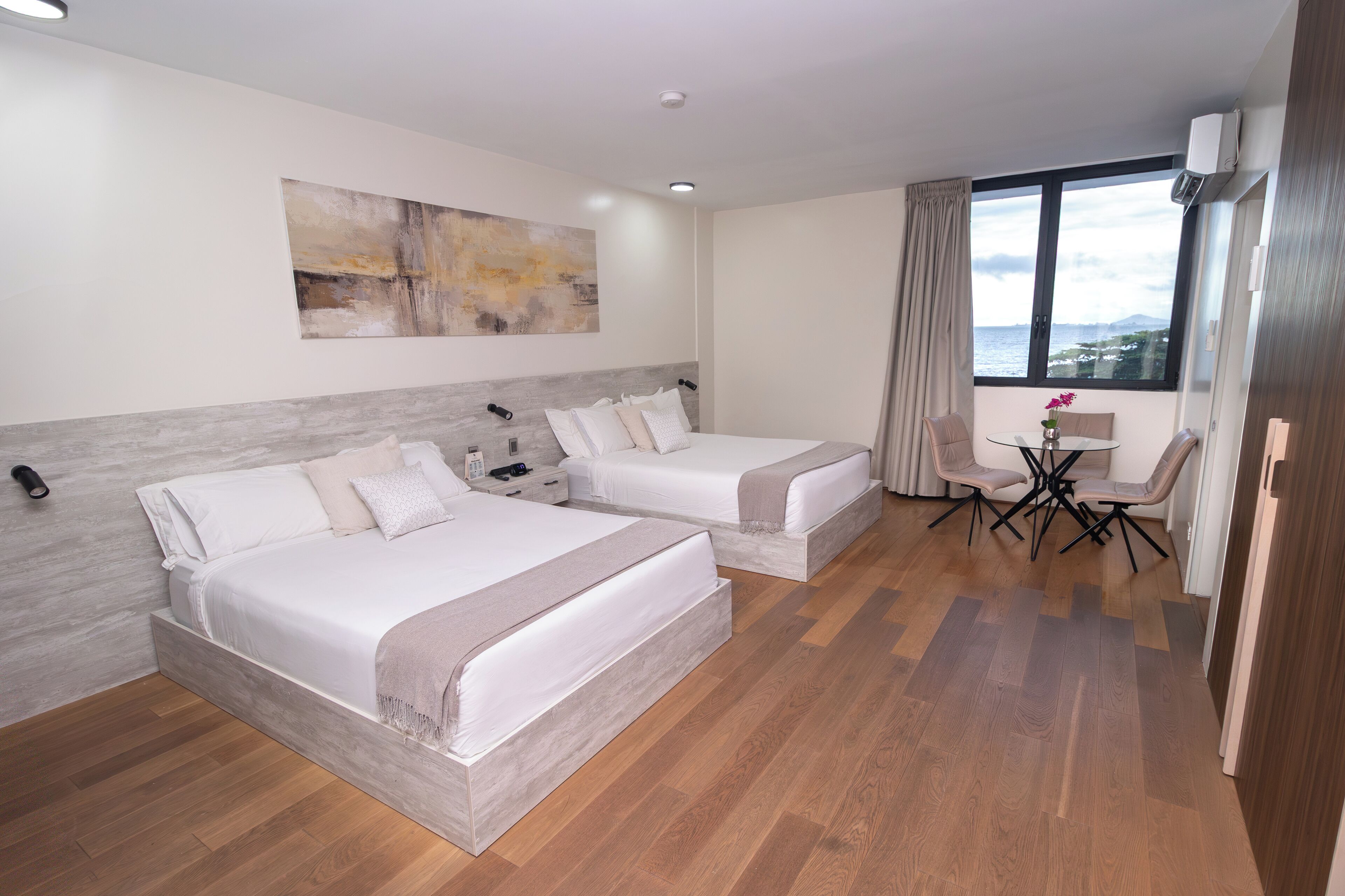 Colchones con pillow-top, minibar y caja de seguridad en la habitación 