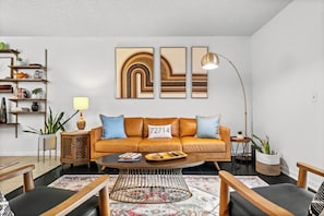 Smart TV, fireplace, books - The Wonderful Windsor of OZ : Lake - Bike - Golf - Pets (Bella Vista)