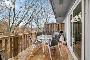 Outdoor dining - The Wonderful Windsor of OZ : Lake - Bike - Golf - Pets (Bella Vista)