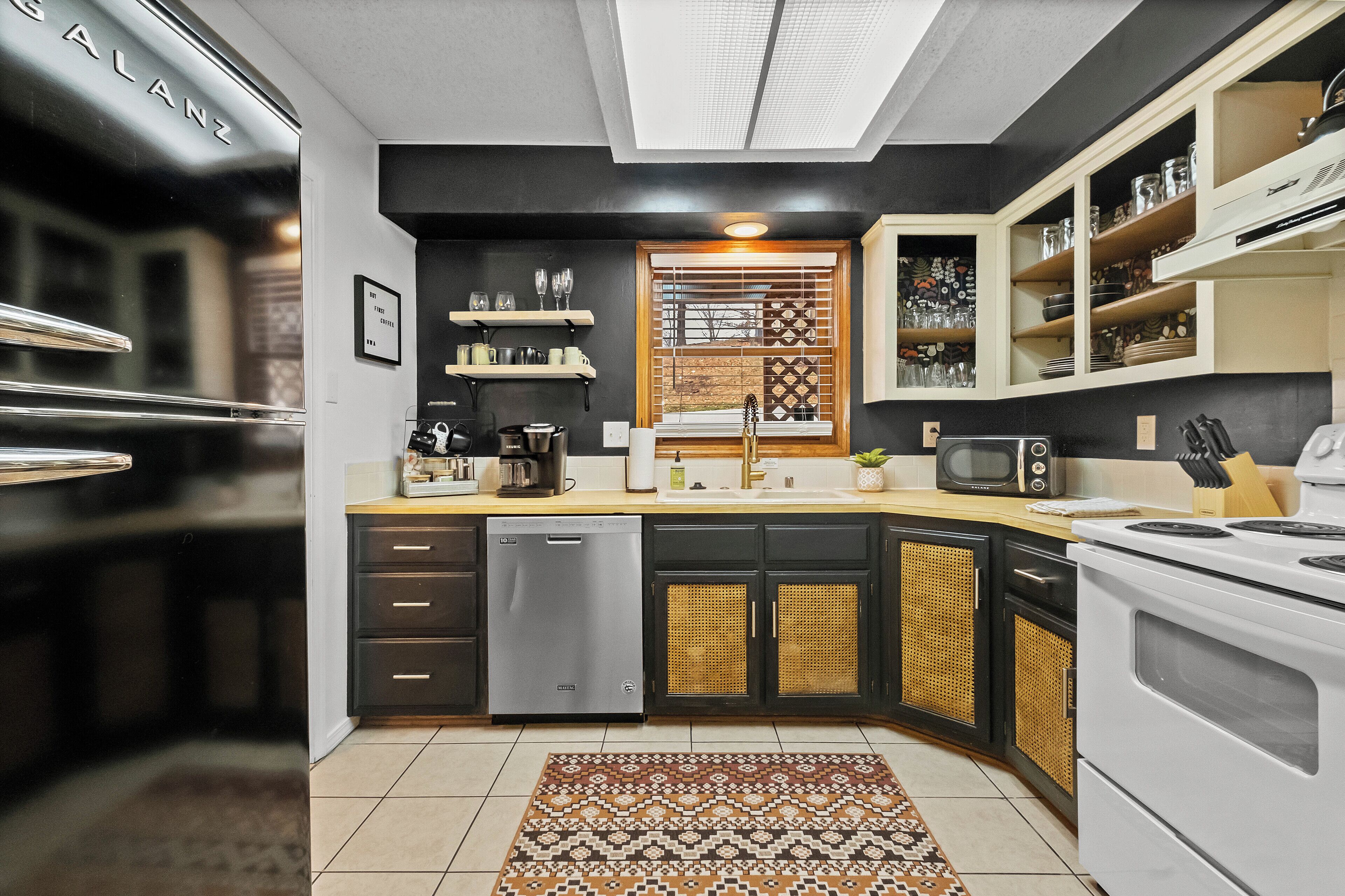 冷蔵庫、電子レンジ、オーブン、コンロ