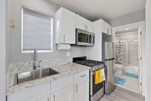 Een koelkast, een microgolfoven, een oven, een kookplaat