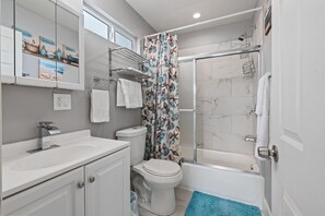 Hair dryer, towels, soap, shampoo - A cozy, newly built, urban retreat in the heart of Los Angeles!  (Los Angeles)