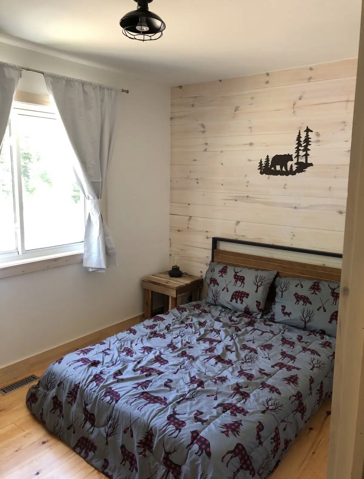 2 多间卧室、免费 WiFi、床单