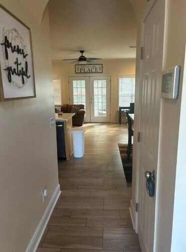 Quiet neighborhood conveniently located to Ft Novosel/downtown Enterprise!  