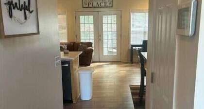 Quiet neighborhood conveniently located to Ft Novosel/downtown Enterprise!