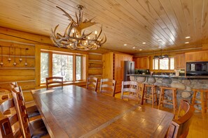 Dining - Fraser Chalet w/ Hot Tub & Mountain Views (Fraser)