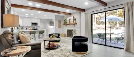 Smart TV, chimenea y libros