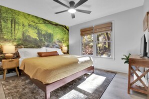 3 bedrooms, in-room safe, desk, iron/ironing board - Large/Modern Home, Walk to Paris Mtn. State Park (Greenville)