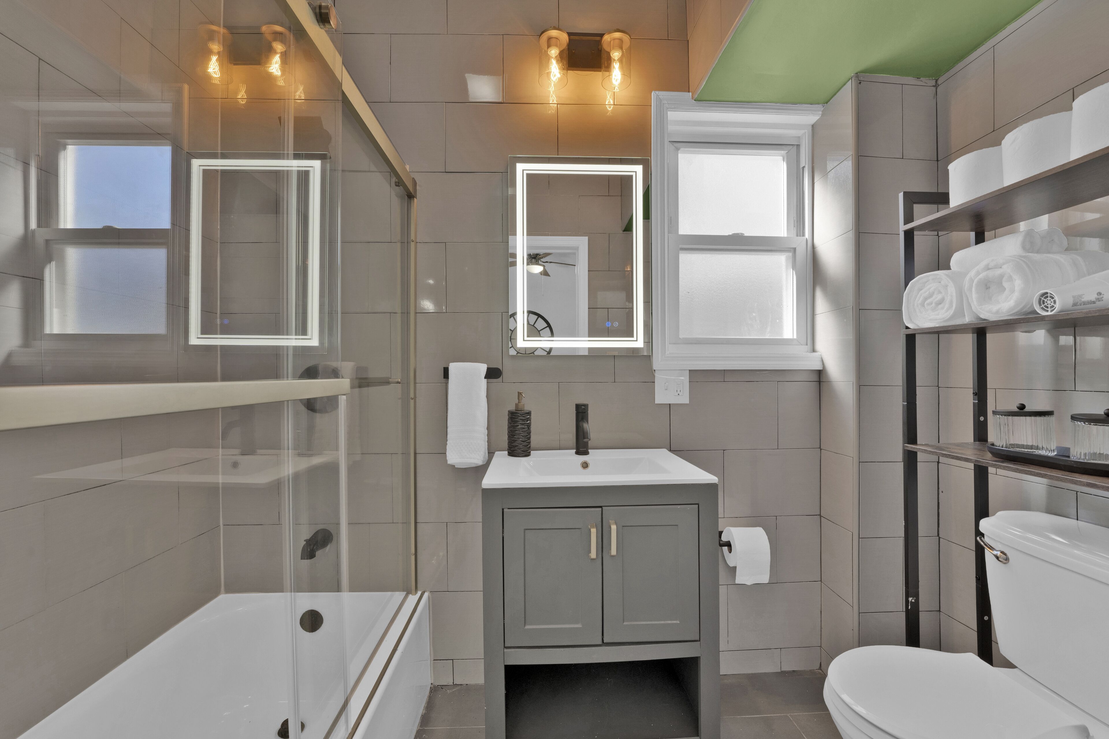 Een douche, een haardroger, handdoeken, zeep