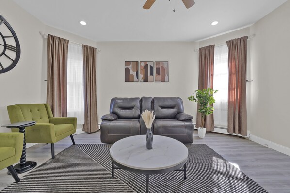 Smart TV - Luxury 2-bedroom apt in NY (mount vernon)