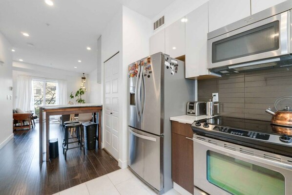 Microwave, oven, stovetop, dishwasher - East Van Townhouse near water + Mountain Views (Vancouver)