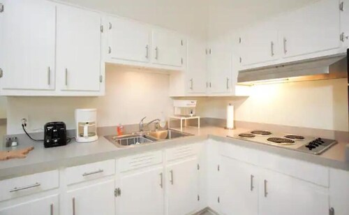 Charming Mid-Century Apartment in Midtown