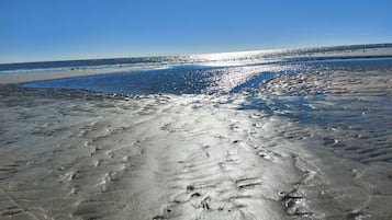 En la playa, camastros y toallas de playa