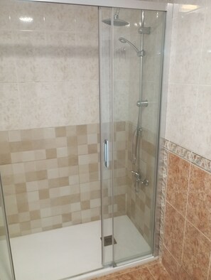 Doccia, asciugacapelli, asciugamani, sapone