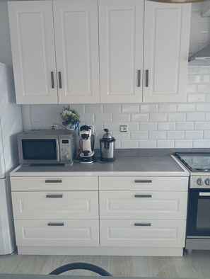 Microwave, oven, stovetop, dishwasher - Estupendo Apartamento de 3 Dormitorios Dobles y 2 Cuartos de Baño Completos (Murcia)