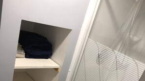 Un baño con cabina de ducha, toallero y retrete.